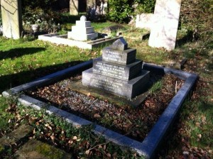 Scales grave