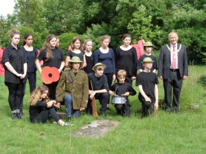 The cast with the Mayor